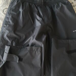 Water resistant golf pants